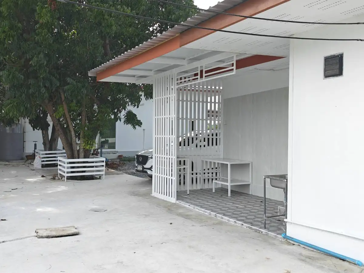 ขายด่วน หรือ ปล่อยเช่า! บ้านพร้อมที่ดินผืนใหญ่ 385 ตร.ว. มีบ้านทั้งหมด 3 หลังในพื้นที่เหมาะสำหรับครอบครัวใหญ่ ซื้อเพื่ออยู่อาศัย