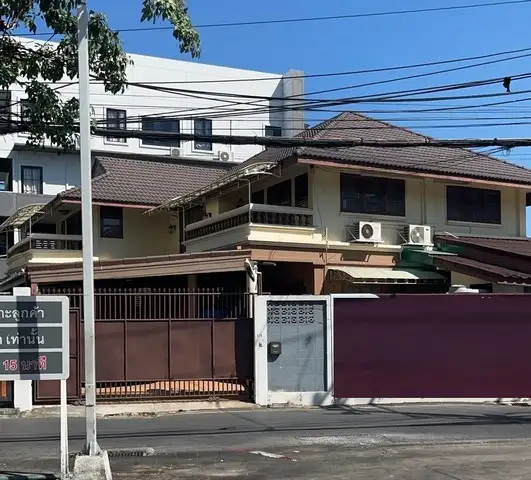 บ้านเดี่ยว 2 ชั้น 5 ห้องนอน 5 ห้องน้ำ จอดรถได้ 3 คัน  ซอย 20 มิถุนา ย่านสุทธิสาร